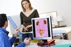 Problémy s ledvinami se nemusí dlouho projevit, je proto nutné pravidelně navštěvovat lékaře na preventivních prohlídkách (ilustrační foto).