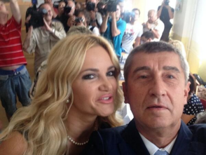 Andrej a Monika Babišovi odvolili krátce po 14. hodině. Ministr financí zveřejnil snímek na svém účtu na Twitteru.