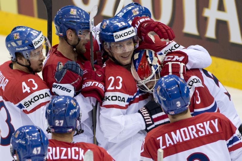 Čtvrtfinálové utkání mistrovství světa hokejistů: USA - ČR, 22. května v Minsku. Čeští reprezentanti se radují z vítězství.