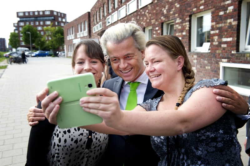 Úsměvy ho nyní přešly. Wilders se svými fanynkami. Úsměvy ho nyní přešly. Wilders se svými fanynkami.