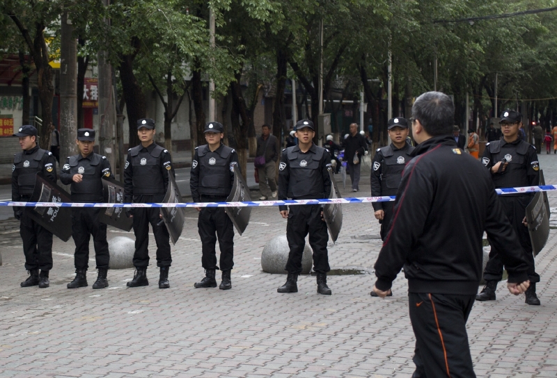 Policie hlídkuje u místa atentátu. Policie hlídkuje u místa atentátu.