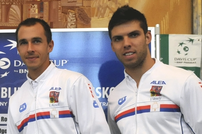 Tenisté Lukáš Rosol (vlevo) a Jiří Veselý se utkají hned v 1. kole French Open, které začne v neděli v Paříži.