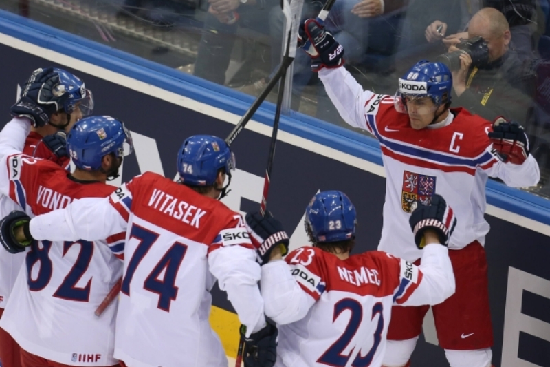 Čeští hokejisté se radují z gólu ve čtvrtfinálovém utkání s USA.