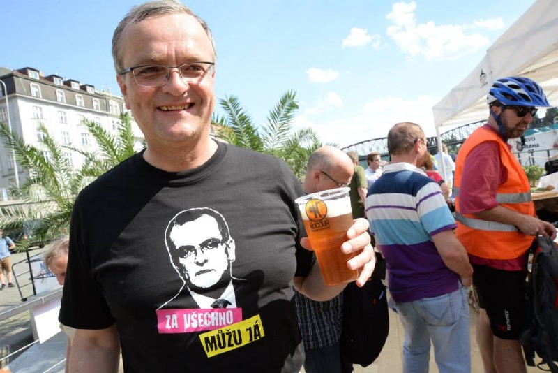 Vlastní tělo opět propůjčuje stranickým zájmům první místopředseda TOP 09 Miroslav Kalousek. Během slunečného setkání s příznivci na vltavské náplavce v Praze oblékl tričko s upřímným přiznáním: „Za všechno můžu já.“