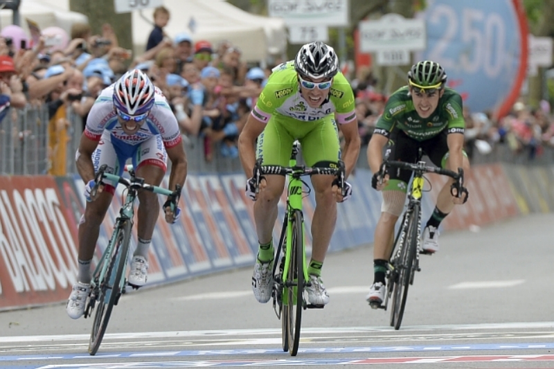 Italský cyklista Marco Canola (uprostřed) vyhrál třináctou etapu Gira.