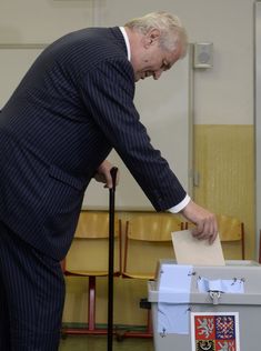 Prezident Miloš Zeman odvolil už v pátek.