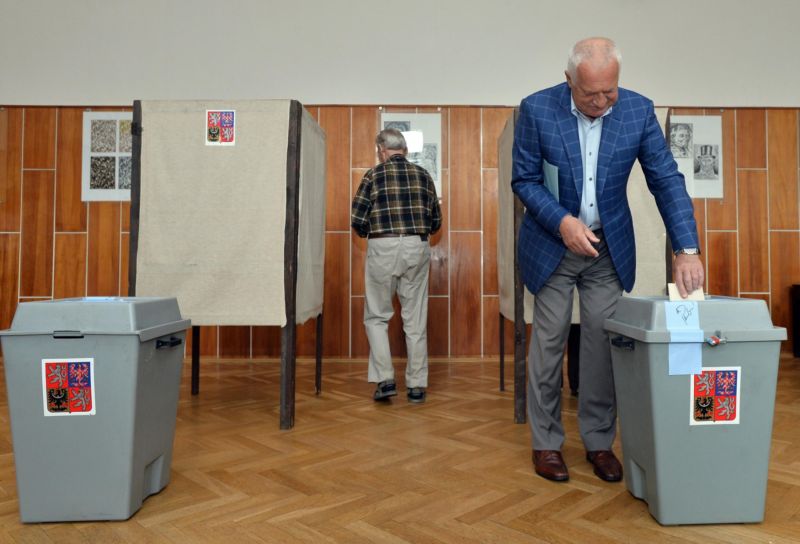 Exprezidentu Václavu Klausovi se k volbám nechtělo, považuje je za zbytečné. Přesto přišel a odvolil.
