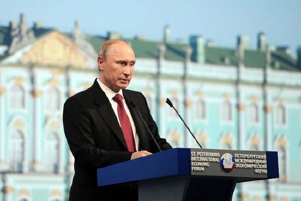 Putin na hospodářském fóru v Petrohradě.