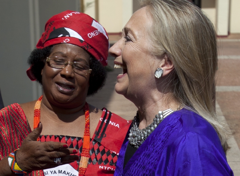 Joyce Bandová a Hilary Clintonová.