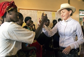 Zpěvačka Madonna adoptovala v Malawi dva sirotky.