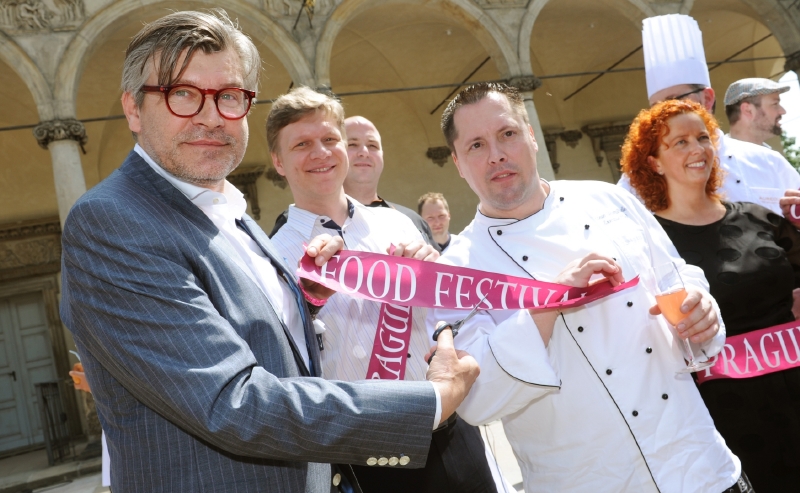 Oficiální zahájení Prague Food Festivalu na Pražském hradě.  Na snímku Pavel Maurer, zakladatel Prague Food festivalu (vlevo), Tomáš Hudeček, primátor hl. m. Prahy (uprostřed)