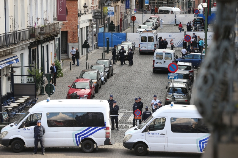 Policií zatarasená ulice před židovským muzeem, kde k střelbě došlo.