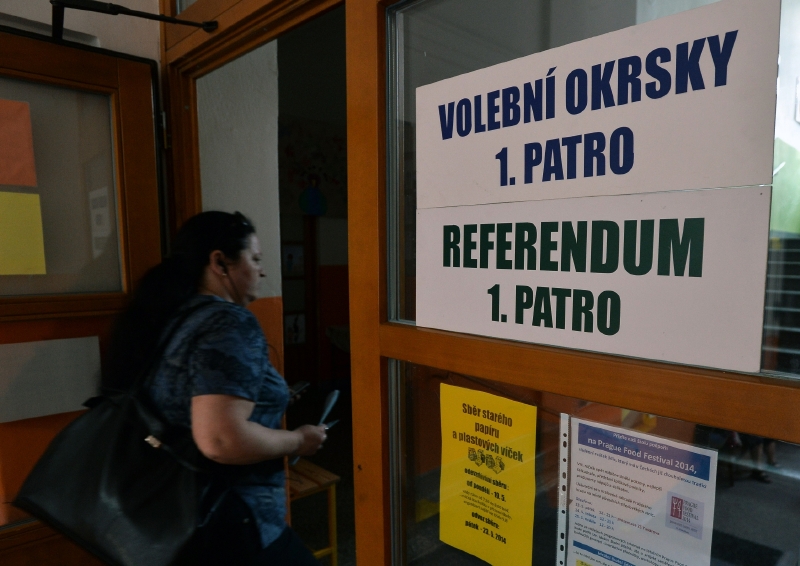 Na Základní škole Tusarova na Praze 7 lidé 23. května hlasovali ve volbách do Evropského parlamentu a v místním referendu, zda má radnice snížit počet heren, nebo nastolit nulovou toleranci.