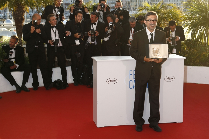 Režisér Nuri Bilge Ceylan pózuje se Zlatou palmou, kterou dostal za film Kis uykusu (Zimní spánek). 
