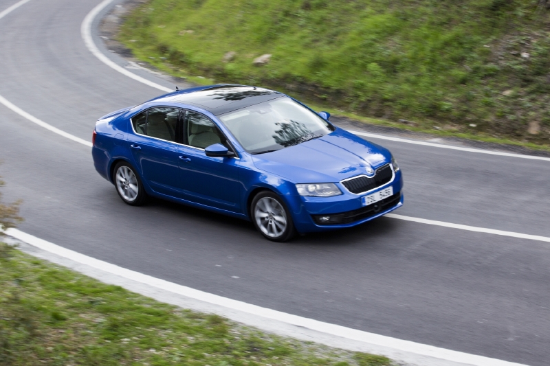Ministerstvo obrany pořídilo vozy Škoda Octavia za 400 tisíc korun, naproti tomu ministerstvo životního prostředí za ně zaplatilo o 200 tisíc víc (ilustrační foto). Ministerstvo obrany pořídilo vozy Škoda Octavia za 400 tisíc korun, naproti tomu ministerstvo životního prostředí za ně zaplatilo o 200 tisíc víc (ilustrační foto).