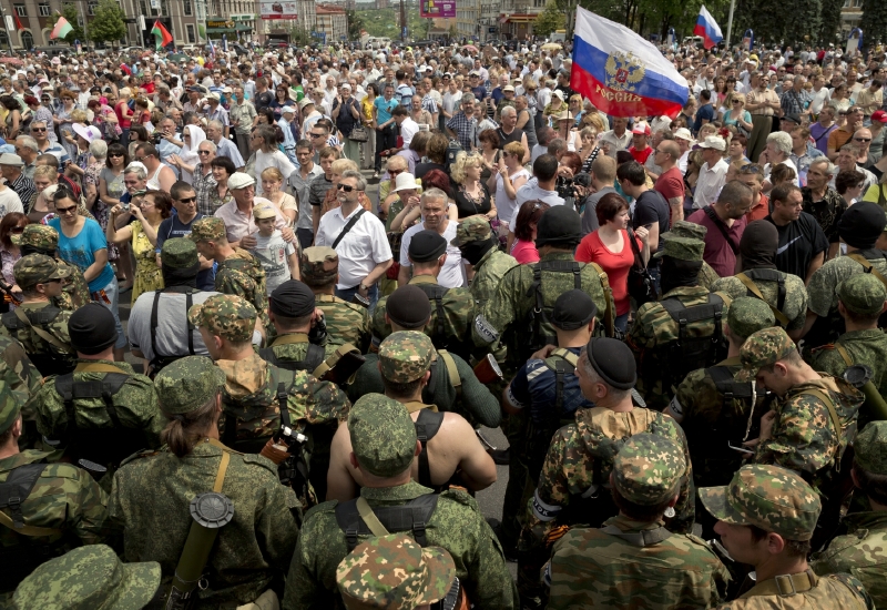 Nedělní demonstrace na Leninově náměstí v Doněcku.