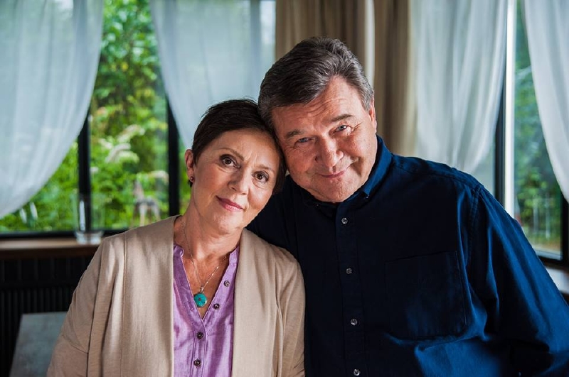 Hlavní role v seriálu Doktoři z Počátků hrají Lenka Termerová a Václav Postránecký.