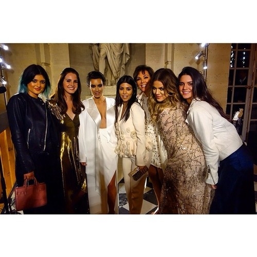 Povinná fotografie s Kardashianovic klanem.