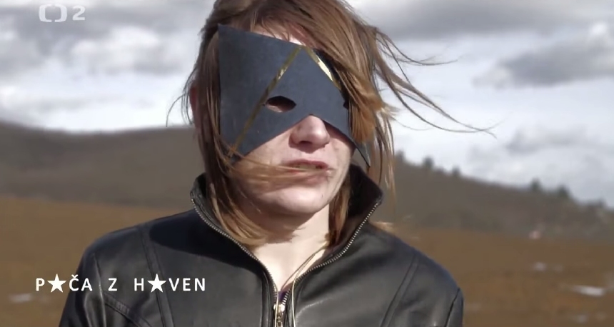 Zpěvačka skupiny skupiny P*ča z h*ven v dokumentu Návrat ztraceného pokladu.