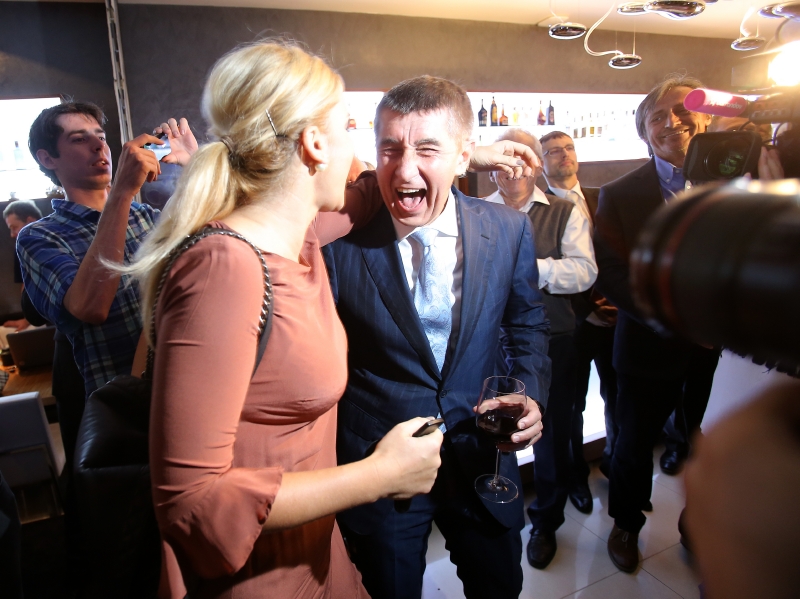 Andrej Babiš s partnerkou Monikou oslavují výsledky eurovoleb. Andrej Babiš s partnerkou Monikou oslavují výsledky eurovoleb.