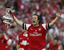 Tomáš Rosický s trofejí pro vítěze Anglického poháru.