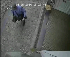 Kamery zachytily podezřelého muže.