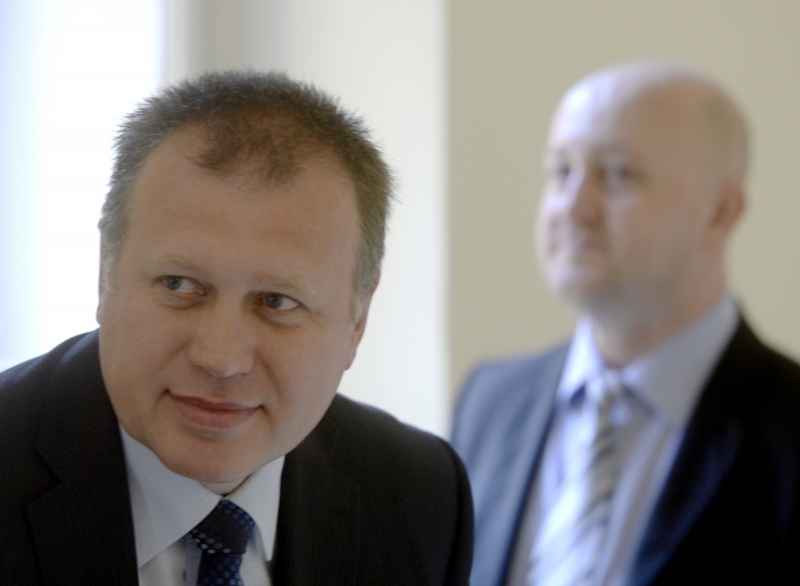 Bývalý náměstek ministra práce Vladimír Šiška, v pozadí Milan Hojer.