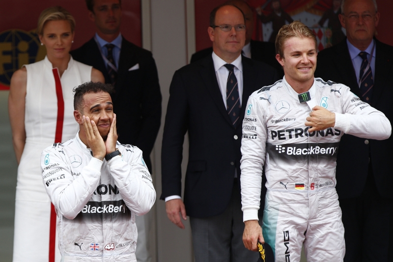 Lewis Hamilton (vlevo) a Nico Rosberg.