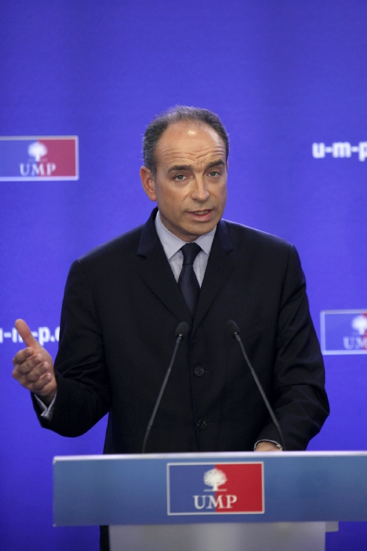 Předseda UMP Jean-François Copé skončí spolu s celým vedením.