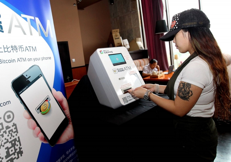 Jeden z prvních bankomatů s bitcoiny v čínské Šanghaji. Jeden z prvních bankomatů s bitcoiny v čínské Šanghaji.