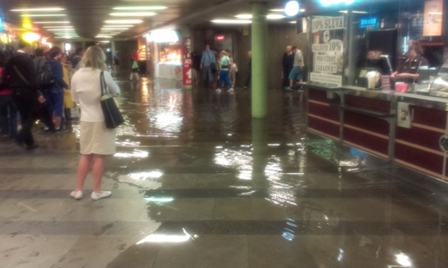 Zatopený vestibul metra Můstek (foto: Weiss Jindřich).