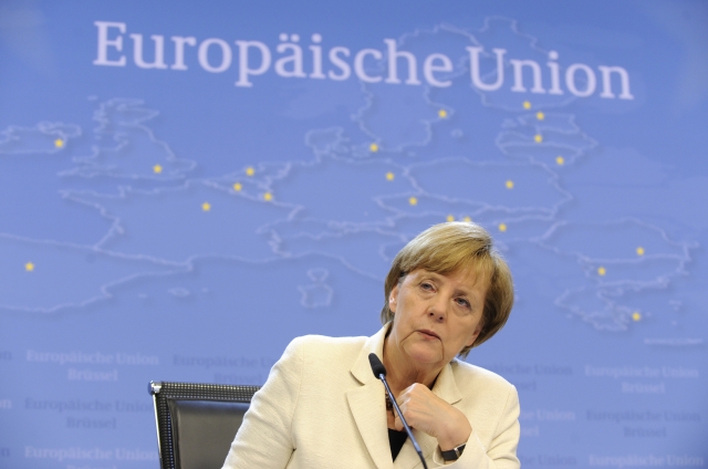 Angela Merkelová zkomplikovala Junckerovi jeho snahy o stanutí v čele eurokomise.