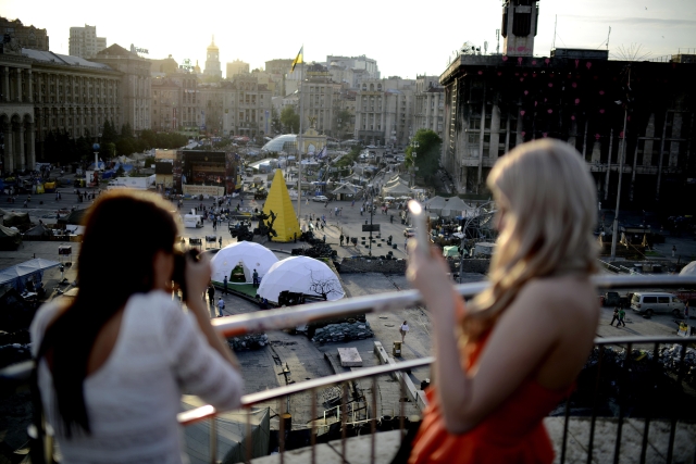 Náměstí nezávislosti se stalo po letošních událostech podivnou atrakcí pro turisty.