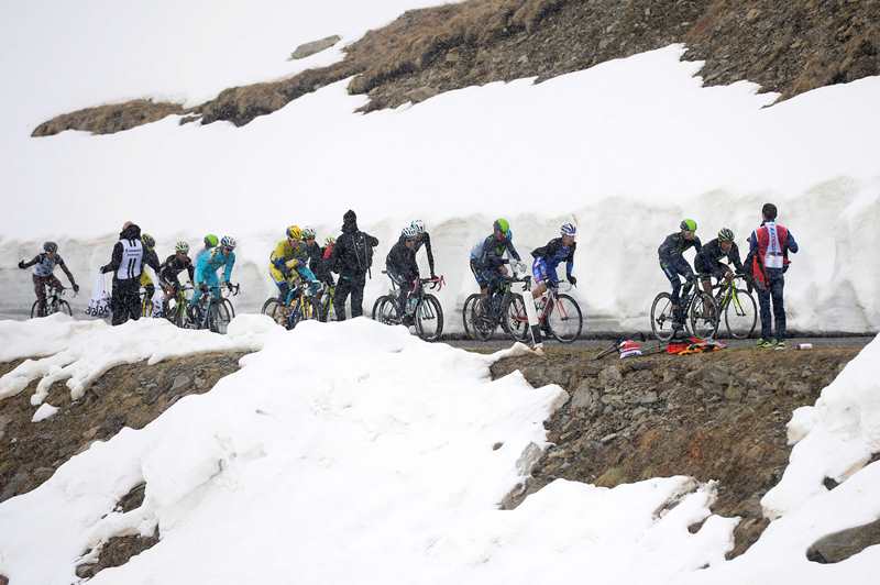 Cyklisté na Giru zažívají hodně drsné podmínky. Cyklisté na Giru zažívají hodně drsné podmínky.