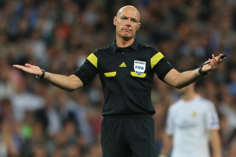 Anglický rozhodčí Howard Webb.
