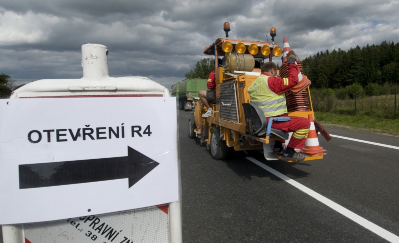 Na strakonické silnici R4 u Prahy skončily práce (foto z roku 2010).