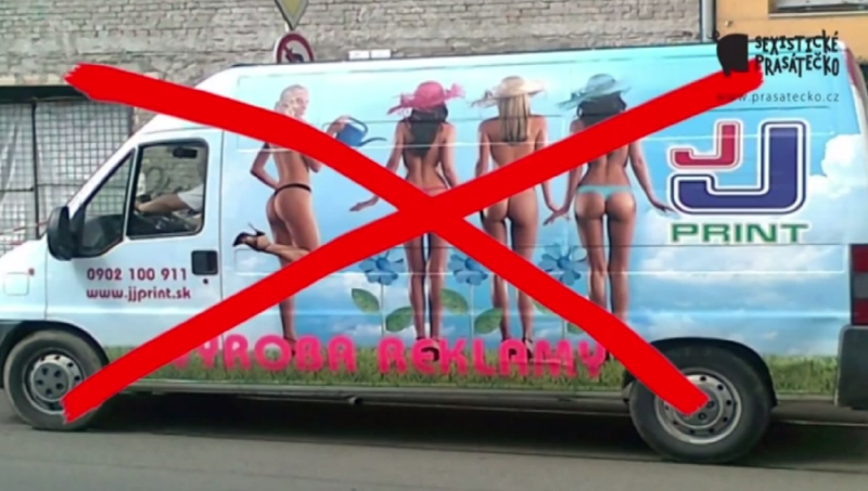 Sexistické prasátečko bojuje proti genderovým stereotypům v reklamě.