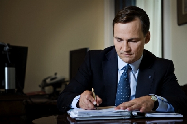 Ministr Sikorski ve své pracovně.