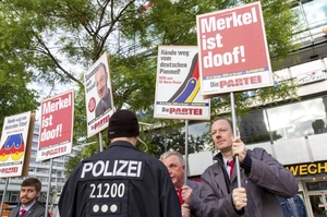 Sonneborn (vpravo) s plakátem k eurovolbám.