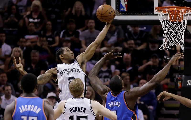 Basketbalisté San Antonia se ve finálové sérii Západní konference NBA ujali vedení 3:2 na zápasy. Basketbalisté San Antonia se ve finálové sérii Západní konference NBA ujali vedení 3:2 na zápasy.