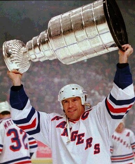 Vzpomínka stará dvacet let. Mark Messier s mistrovským pohárem.