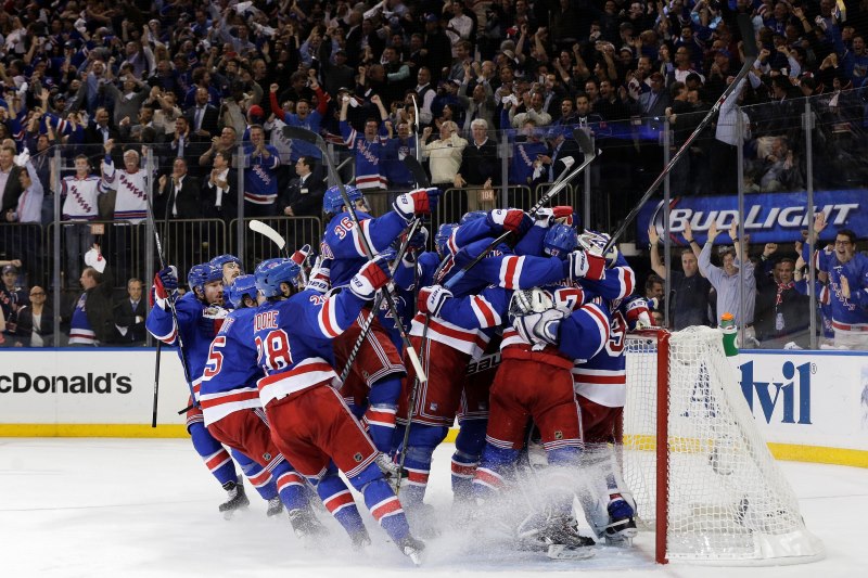New York Rangers slaví postup do finále NHL.