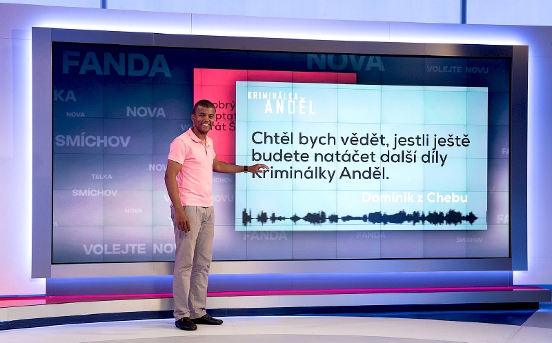 Moderátor Reynolds Koranteng v pořadu Volejte Novu. 