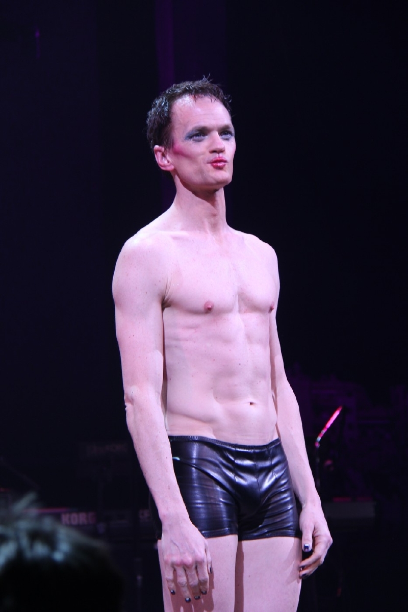 Takhle teď Neil vypadá v nové show. A s líčidly to nepřehání.