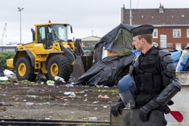 Francouzští policisté vyklízející tábor běženců v Calais.