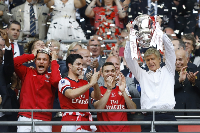Arséne Wenger (vpravo) po triumfu Arsenalu v FA Cupu.