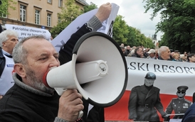 Pohřeb provázelo skandování několika stovek generálových odpůrců.