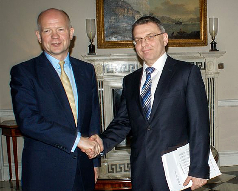 Ministr zahraničí Lubomír Zaorálek (vpravo) se svým britským protějškem Williamem Haguem během návštěvy ve Velké Británii.