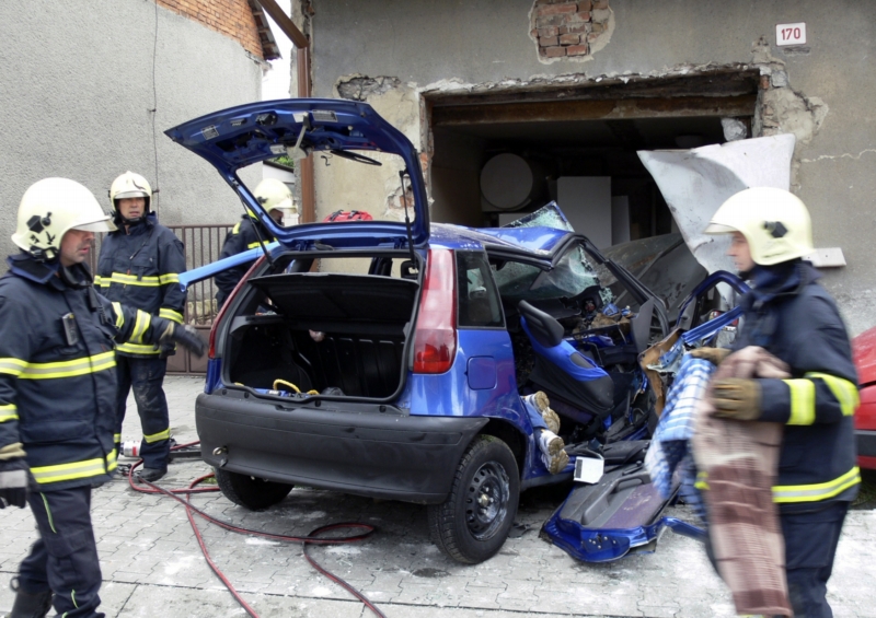 Auto při smyku nejspíš zavadilo o obrubník a narazilo do domu (ilustrační foto).