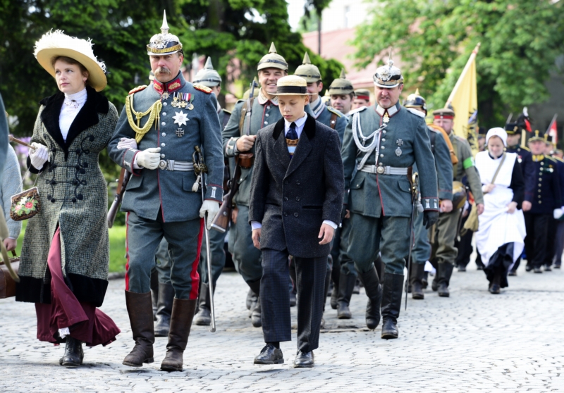 Pochodem vojsk městem, příjezdem arcivévody Františka Ferdinanda d'Este s rodinou a generálním štábem, módní přehlídkou dobového oblečení nebo výcvikem kavalerie pokračovala v sobotu třídenní akce Mým národům v Benešově. Pochodem vojsk městem, příjezdem arcivévody Františka Ferdinanda d'Este s rodinou a generálním štábem, módní přehlídkou dobového oblečení nebo výcvikem kavalerie pokračovala v sobotu třídenní akce Mým národům v Benešově.